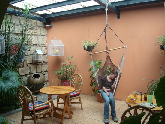 Simone ist nach der Schule voellig KO  Da sieht man uebrigens auch die gemuetliche "Schtube" unseres Hostals.