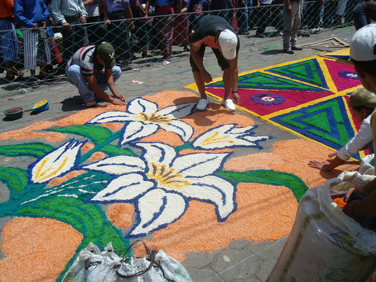 Diese Muster entstehen aus farbigem Saegemehl