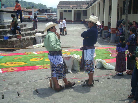 ...und fuehren durchs Dorf zur Kirche. Die nachgespielte Kreuzigung fuehrt dann in einer Prozession ueber diese "Teppiche" (Die Hosen mit Vogelstickereien gehoeren zur typischen Tracht der Maenner von Santiago)