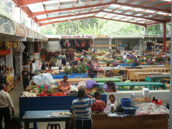 Fruechte- und Gemuesemarkt in Panajachel