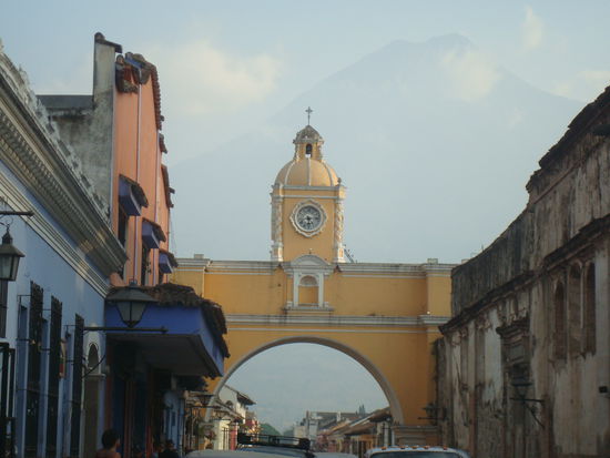 Der Bogen von der anderen Seite. Im Hintergrund, im Dunst, kann man den Vulkan Agua sehen