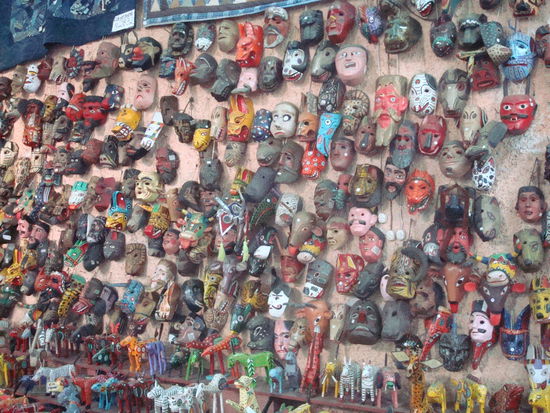 Guatemala ist auch bekannt fuer seine Holzmasken, hier werden sie zu Hunderten als Souvenirs verkauft.