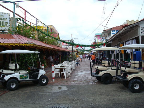 Diese Golfwagen sind ein beliebtes Fortbewegungsmittel auf der Insel - vor allem fuer die Tagestouristen aus Cancun