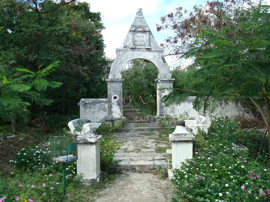 Das Eingangstor zur Hacienda des Praten Mundaca. Er hat das ganze Anwesen fuer seine Angebetete gebaut, diese hat ihn aber nie erhoert.