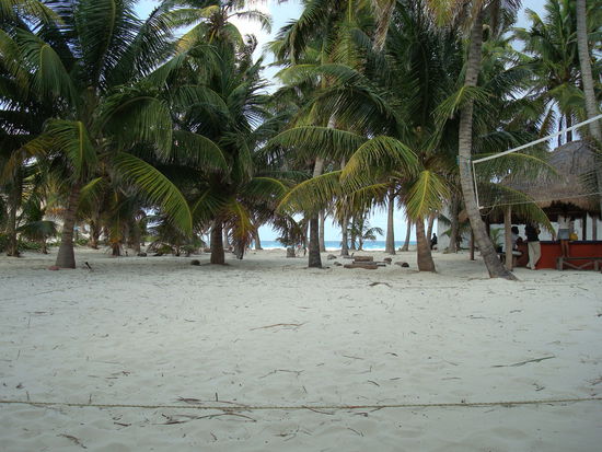 Hostelstrand mit legendaerer Beachbar