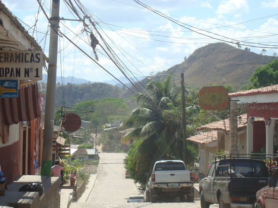 Alle Strassen in Copan sind mit unfoermigen Natursteinen gepflastert. Die hintere Bergkette befindet sich uebrigens in Guatemala