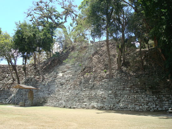 Die hoechste Pyramide aber nicht sehr gut erhalten.