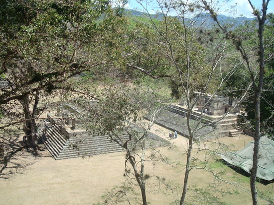 Blick von eben dieser Pyramide auf den Ballspielplatz