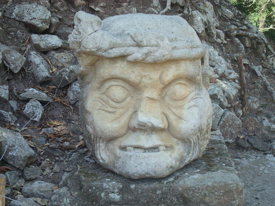 In Copan kann man viele skurrile Koepfe sehen...