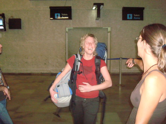 Nach langer strapazioeser Reise endlich am Ziel. Jeanine erleichtert.