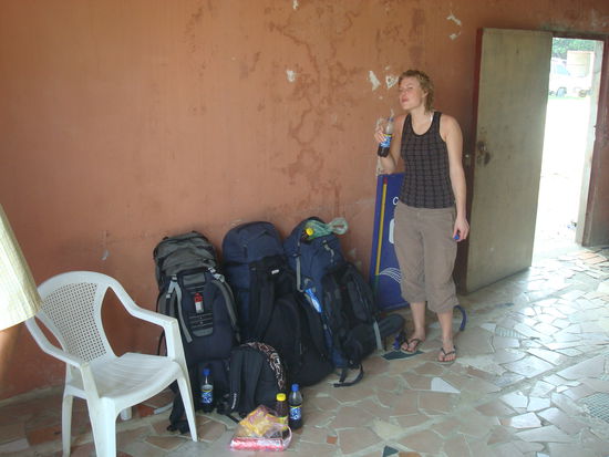 Warten auf den Bus nach Trujillo.