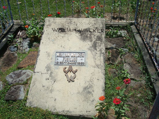 Auf dem alten Friedhof. William Walker (der Herrscher von ganz Zentralamerika werden wollte) wurde in Trujillo hingerichtet und begraben.