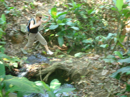 Jeanine auf dem abenteuerlichen Weg zum Badespass  Wo landet sie wohl? (Land oder Wasser)
