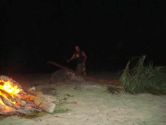 Als das Feuer fast heruntergebrannt war, schleppte unser India-Jones kurzerhand noch eine Palme an.