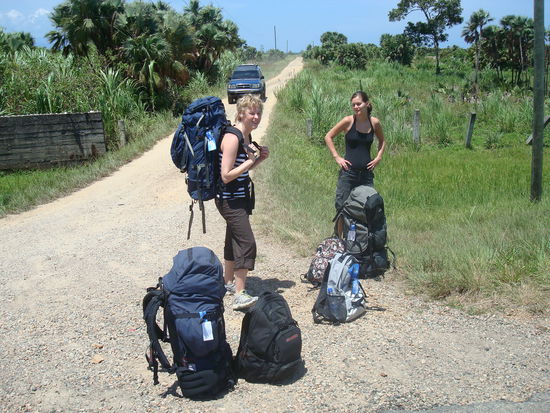 Wieder an der Strasse und warten auf den Bus, der uns zum Busterminal der Busse Richtung La Ceiba bringt