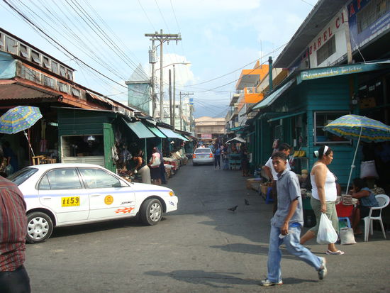 Strasse mit Holzbuden (Markstaende)