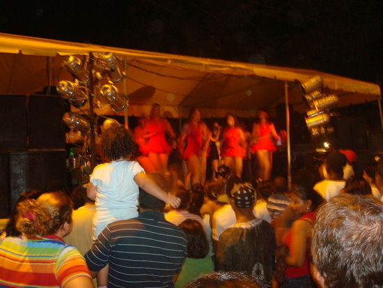 Girls in knappen Outfits tanzen zu heissen Rhythmen auf einer der vielen Buehnen.