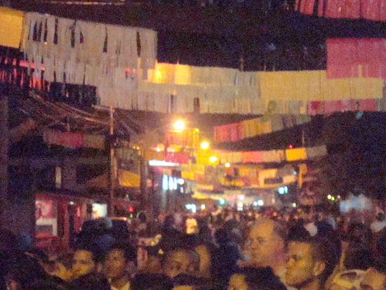 Blick ueber die Menschenmenge in der Zona Viva