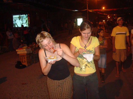 Wir testen einer der Essenstaende (die Pommesfrites wurden uebrigens direkt am Stand von der Kartoffel zum fertigen Produkt verarbeitet)