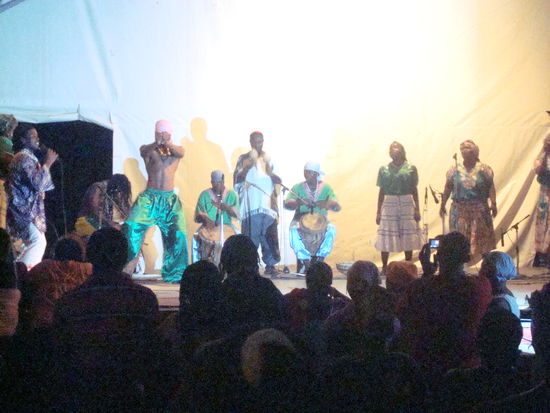 Auf der Hauptbuehne fanden traditionelle Garífuna-Auffuehrungen statt.