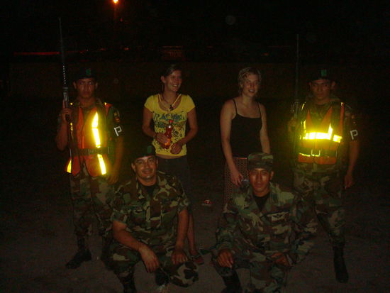 Man muss aber sagen, dass die Militaers zum Schutze der Bevoelkerung an diesem Fest waren und sehr freundlich waren.