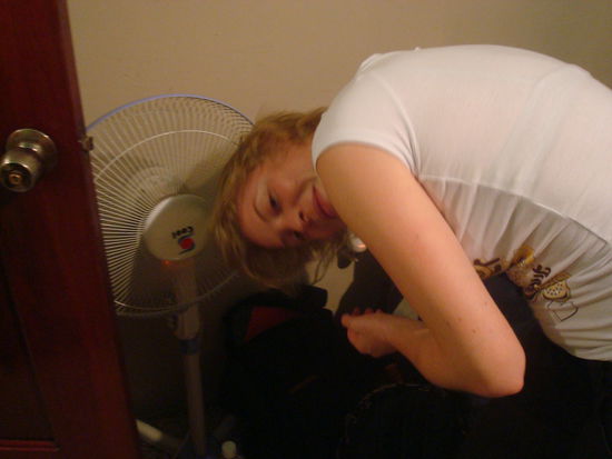 Not macht erfinderisch. Schane beim Haaretrocknen.