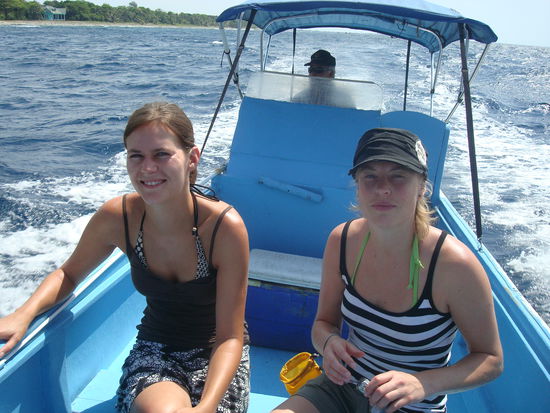 Schoene Fahrt zwischen karibischen Inseln