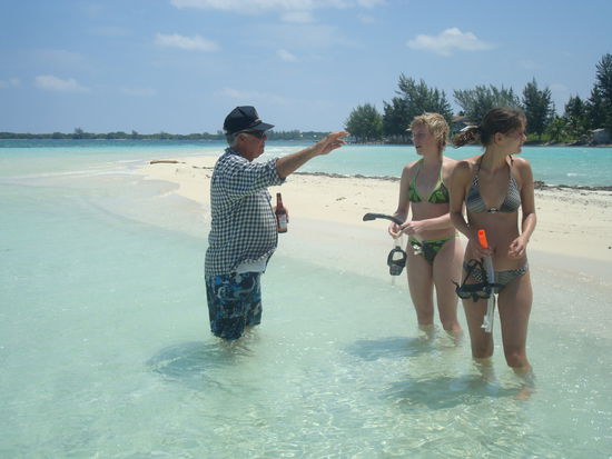 Desmond gibt Erklaerungen ueber das kleine Paradies an dem wir anlegen. Die Insel ist zu Fuss innerhalb von fuenf Minuten umrundet.
