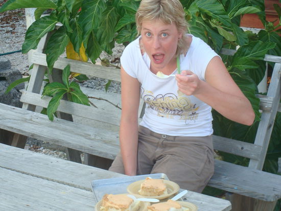 Nach dem Trip bekommen wir den weltbesten Zitronenkuchen von Dilcia serviert. Uns laeuft schon wieder das Wasser im Mund zusammen, wenn wir dieses Foto ansehen!