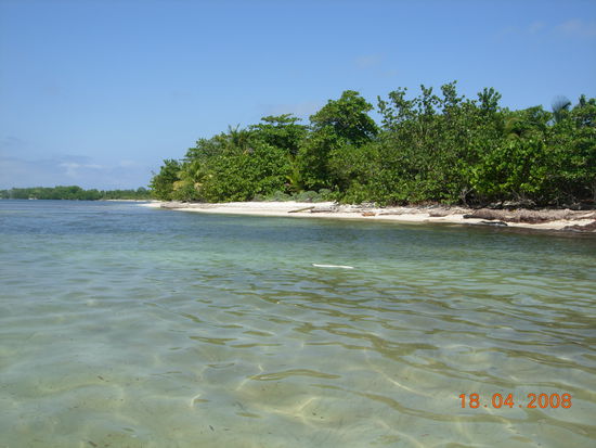 Wir umrunden mit dem Boot die Insel