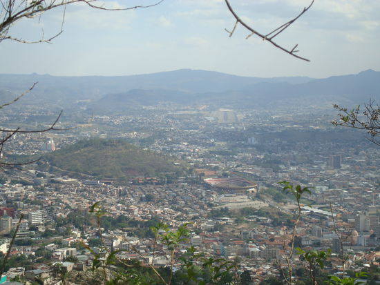 Aussicht vom El Pichacho aufs nationale Fussballstadion und Flughafen