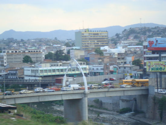 Eine der Verbindungsbruecken von Tegucigalpa und Comayagüela
