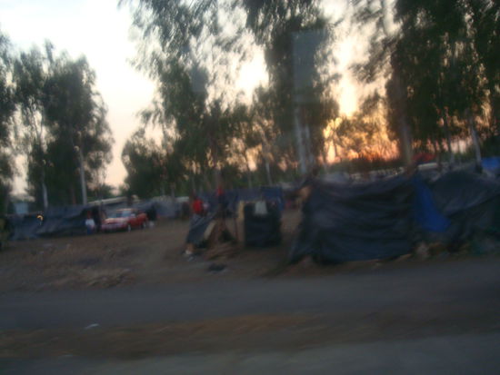 Solche Huetten nur aus Plastiksaecken, befinden sich sogar mitten in der Stadt.