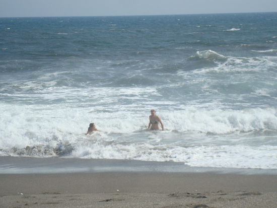 Bei diesen starken Wellen ist schwimmen unmoeglich und wegen den starken Unterstroemungen ist grosse Vorsicht geboten. Eine gute Abkuehlung ist es aber trotzdem.