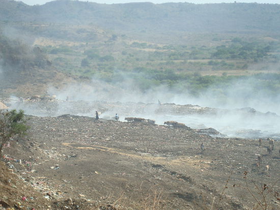 Waehrend der Tour kamen wir an dieser Muellhalde vorbei. Hier leben 26 Familien unter absolut schlimmsten Bedingungen