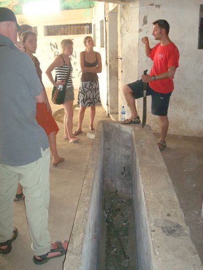 Im Innern des Forts (El Fortin) das waehrend des Krieges vom Somoza Regimes als KZ missbraucht wurde. Vor diesem Graben mussten die Haeftlinge hinknien und es wurde ihnen der Kopf abgeschlagen