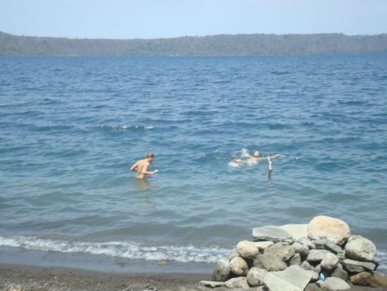 Ein einmaliges Gefuehl in diesem See zu baden und rundherum den Kraterrand zu sehen