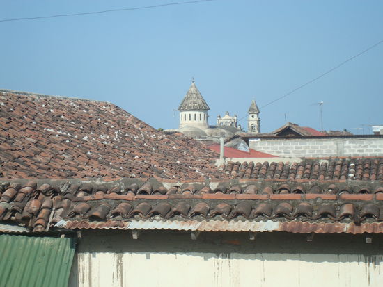 Aussicht von unserem Balkon ueber die Daecher von Granada