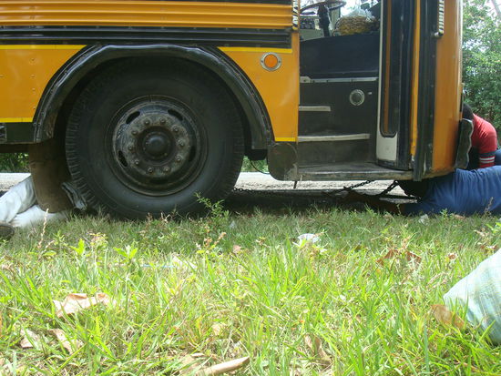 Auf dem Weg von Granada nach Rivas haben wir wieder mal eine Panne... Der Chauffeur konnte aber den Achsbruch elegant mit einer Kette ¨flicken¨  