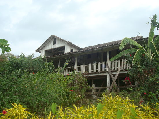 Das Hauptgebaeude mit Schlaftrakt, ueber 130 Jahre alt