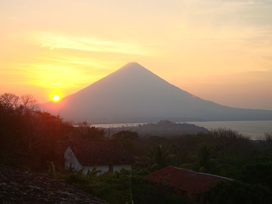 Abendstimmung und der Vulkan Concepcion von unserem Balkon aus fotografiert.