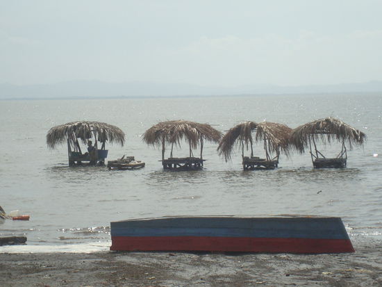Waschtische im See. Die meisten Familien waschen ihre Waesche im See, da sie sich keine Waschmaschinen leisten koennen