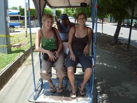 Weil keine Busse und Taxis fahren, muessen wir Velotaxis nehmen, die sowieso ziemlich verbreitet sind in Rivas