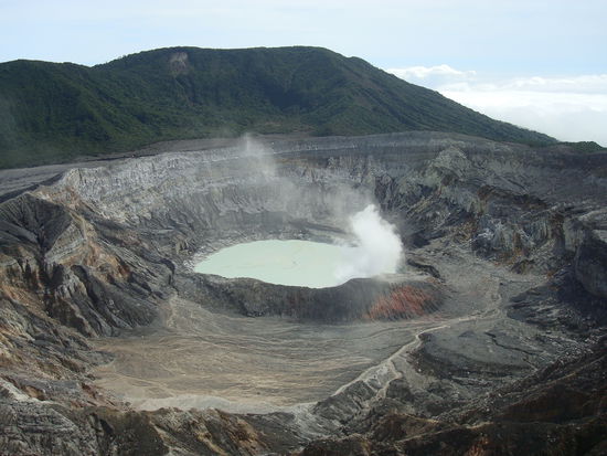 Der Krater Poás, mit seiner 80 Grad Celsius heissen Lagune