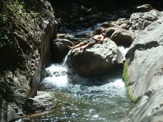 Erinnert ein bisschen an Flusslandschaften im Tessin. Urs fuehlt sich auf jeden Fall wohl.