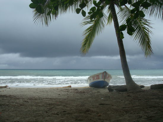 Von einem Strandbeizli aus sehen wir das Unwetter auf uns zukommen. In 3min wirds regnen.