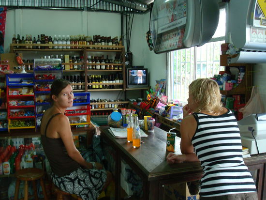 Im Supermarkt koennen wir sogar das Eroeffnungsspiel der EM mitverfolgen. Schade, schade...