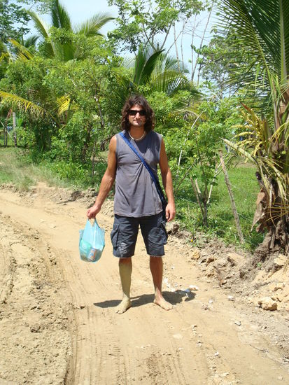 Wir haben auch zu Fuss die Insel erkundet. Nach dem Urs bis zum Knie im Schlamm stecken blieb und seine Flipflops nicht mehr rausziehen konnte, kehrten wir allerdings um...