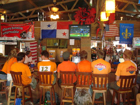 Wir konnten sogar EM schauen. Auch hier hatten die Hollaender die groesste Party.