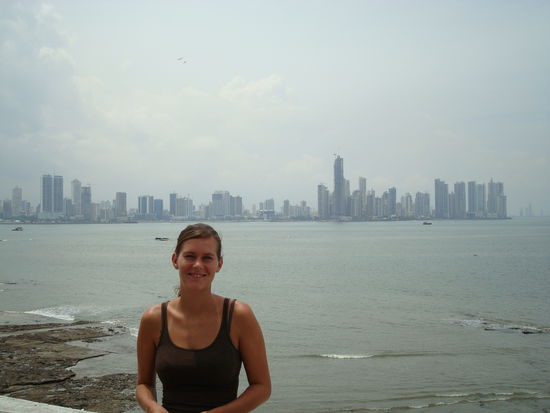 Simone vor der Skyline von Panama